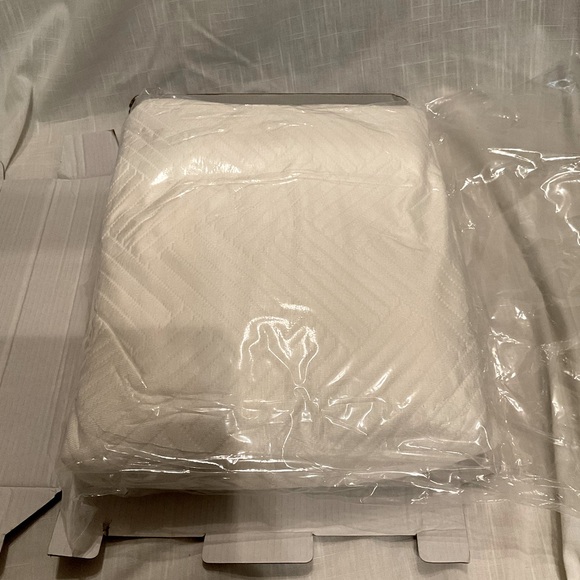 Queen Size Waterproof Bamboo Mattress Protector - Picture 3 of 8